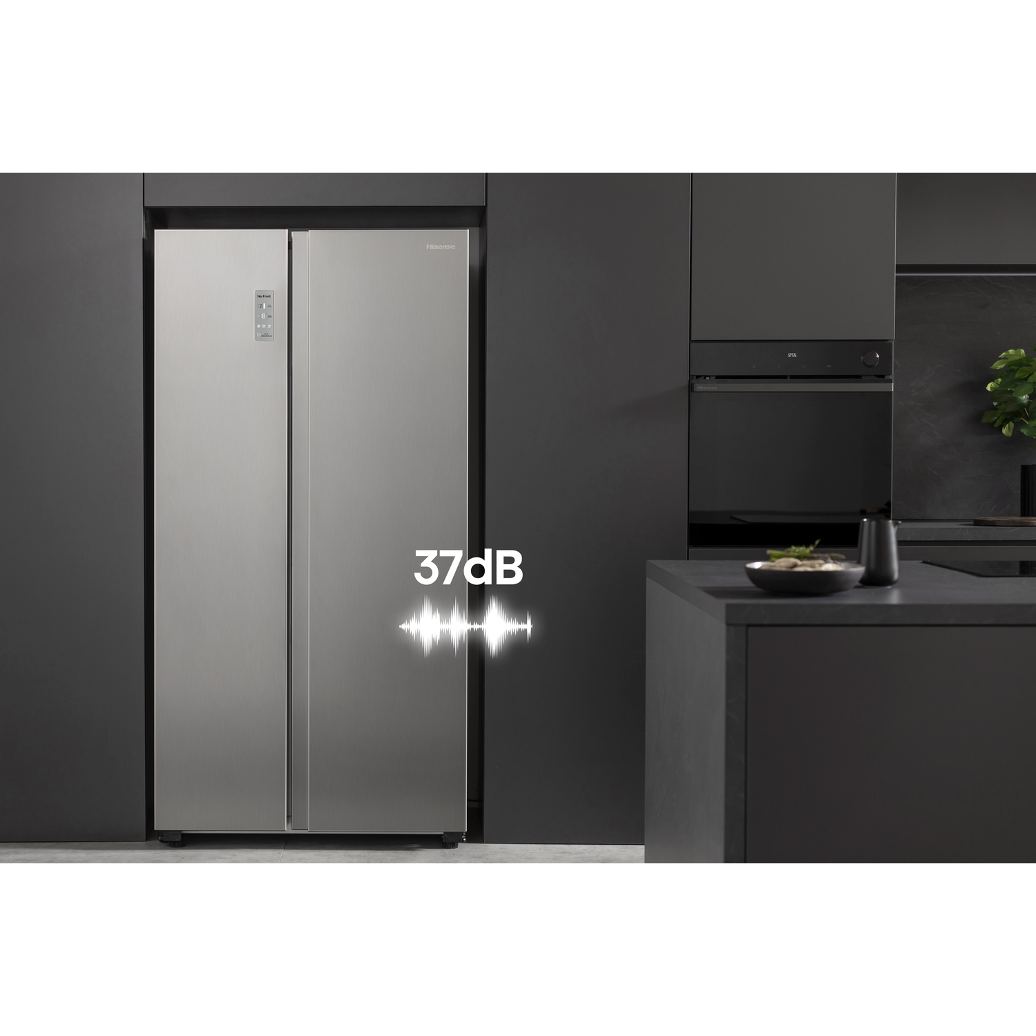 Een zilveren koelkast met dubbele deuren in een moderne keuken. 37 dB.