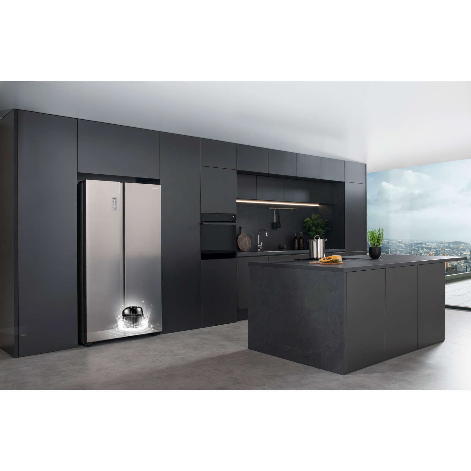 Moderne keuken met roestvrijstalen koelkast, zwart eiland en stadszicht.