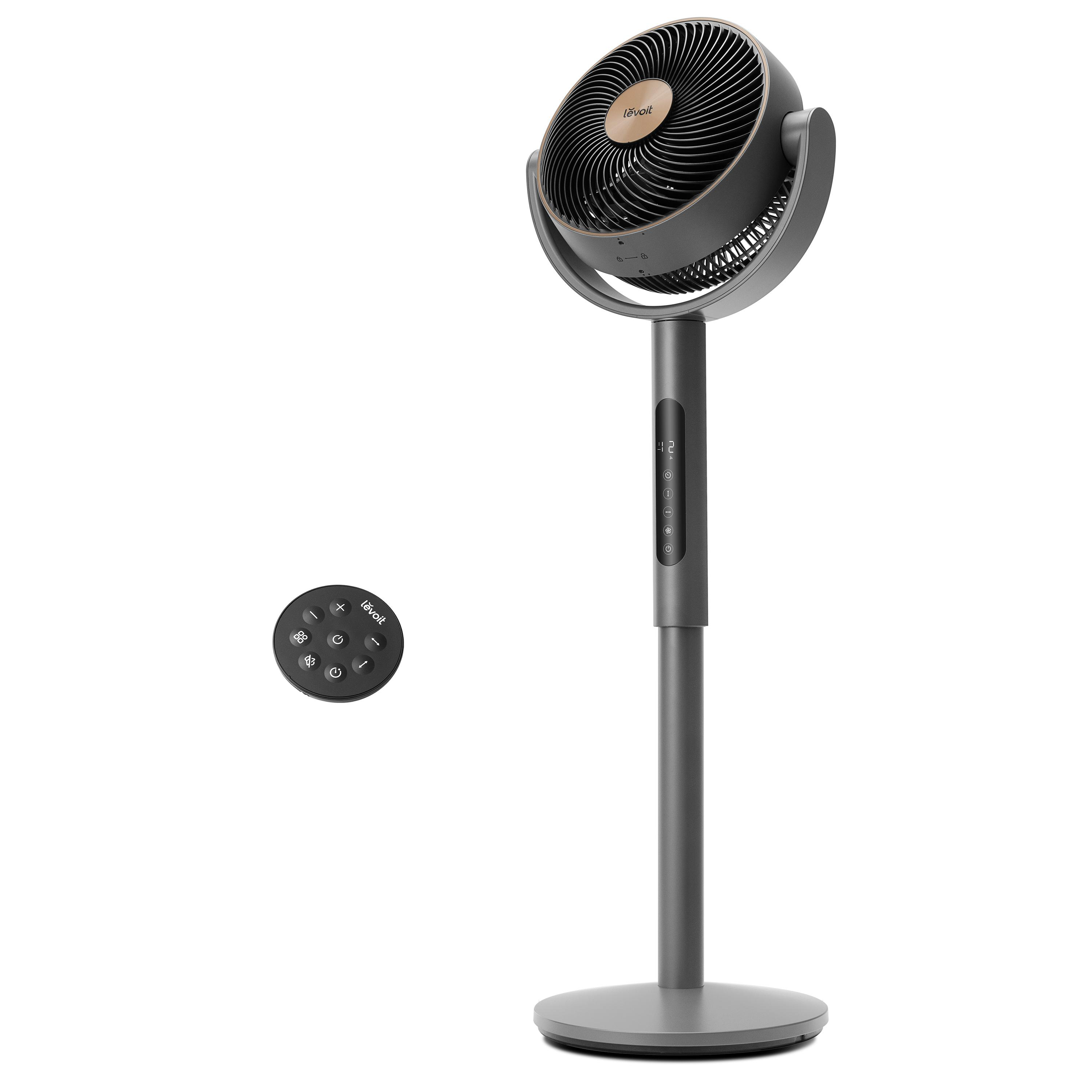 Ein grauer Standventilator mit Fernbedienung auf weißem Hintergrund.