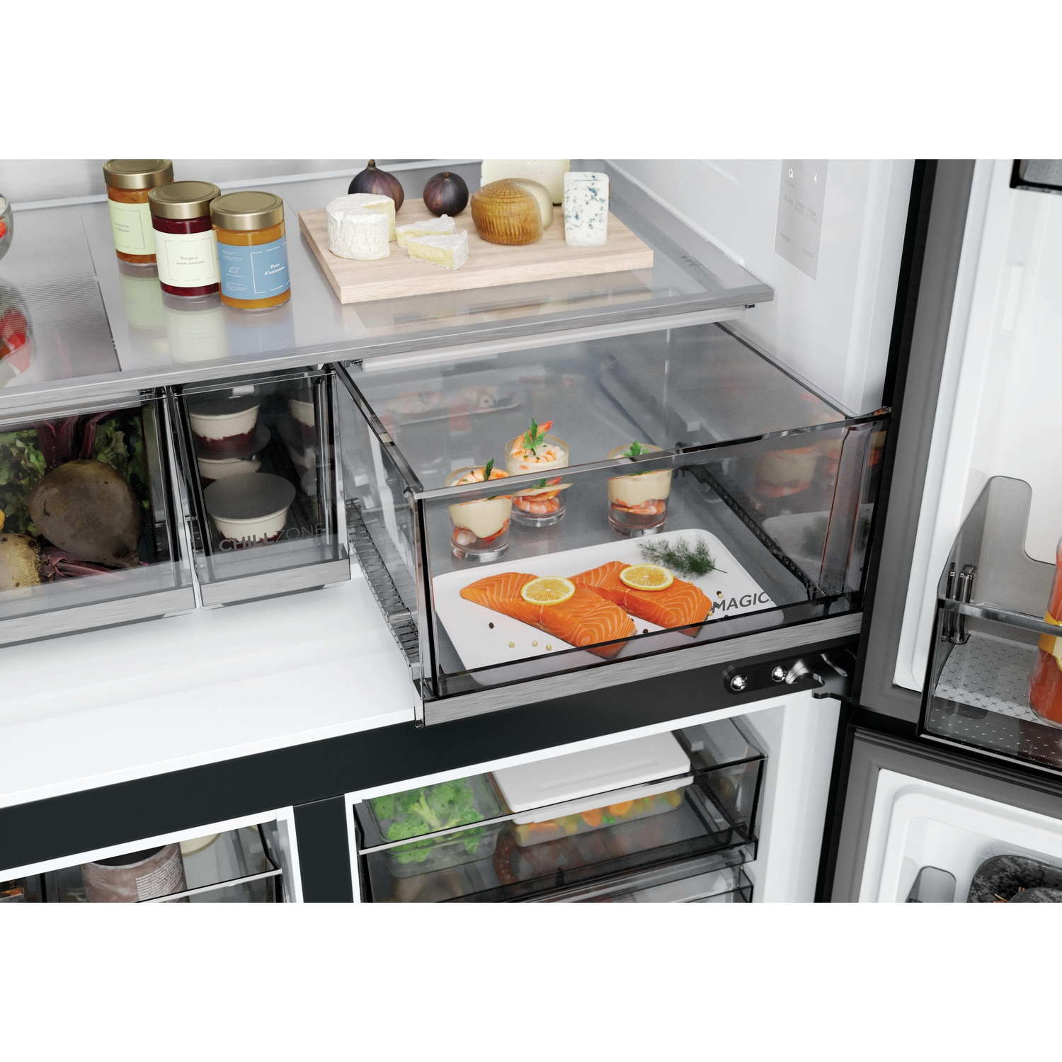 Interno frigorifero con cibo: formaggio, fichi, barattoli, filetti di salmone e gamberetti.