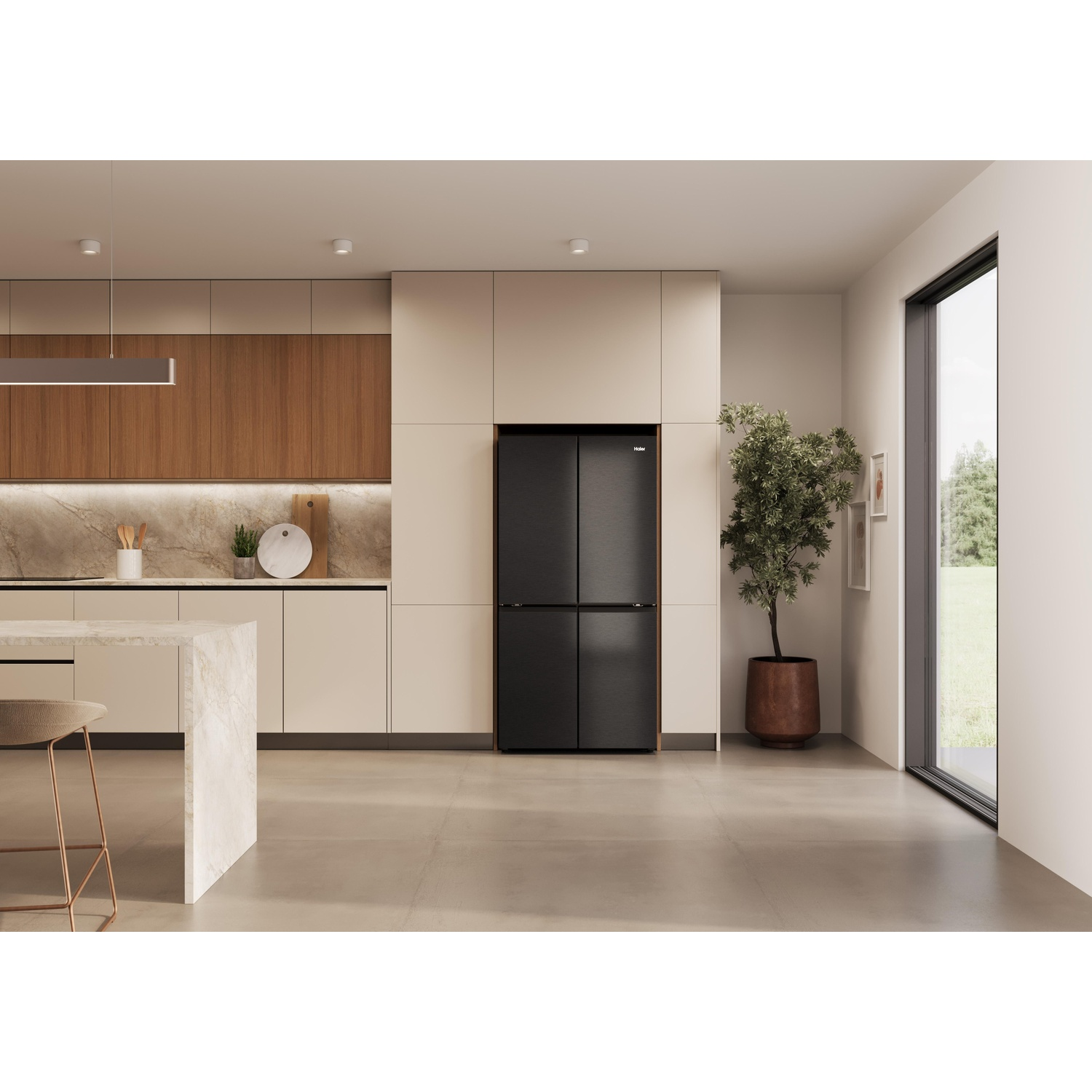 Cucina moderna con frigorifero nero, isola in marmo e mobili in legno.