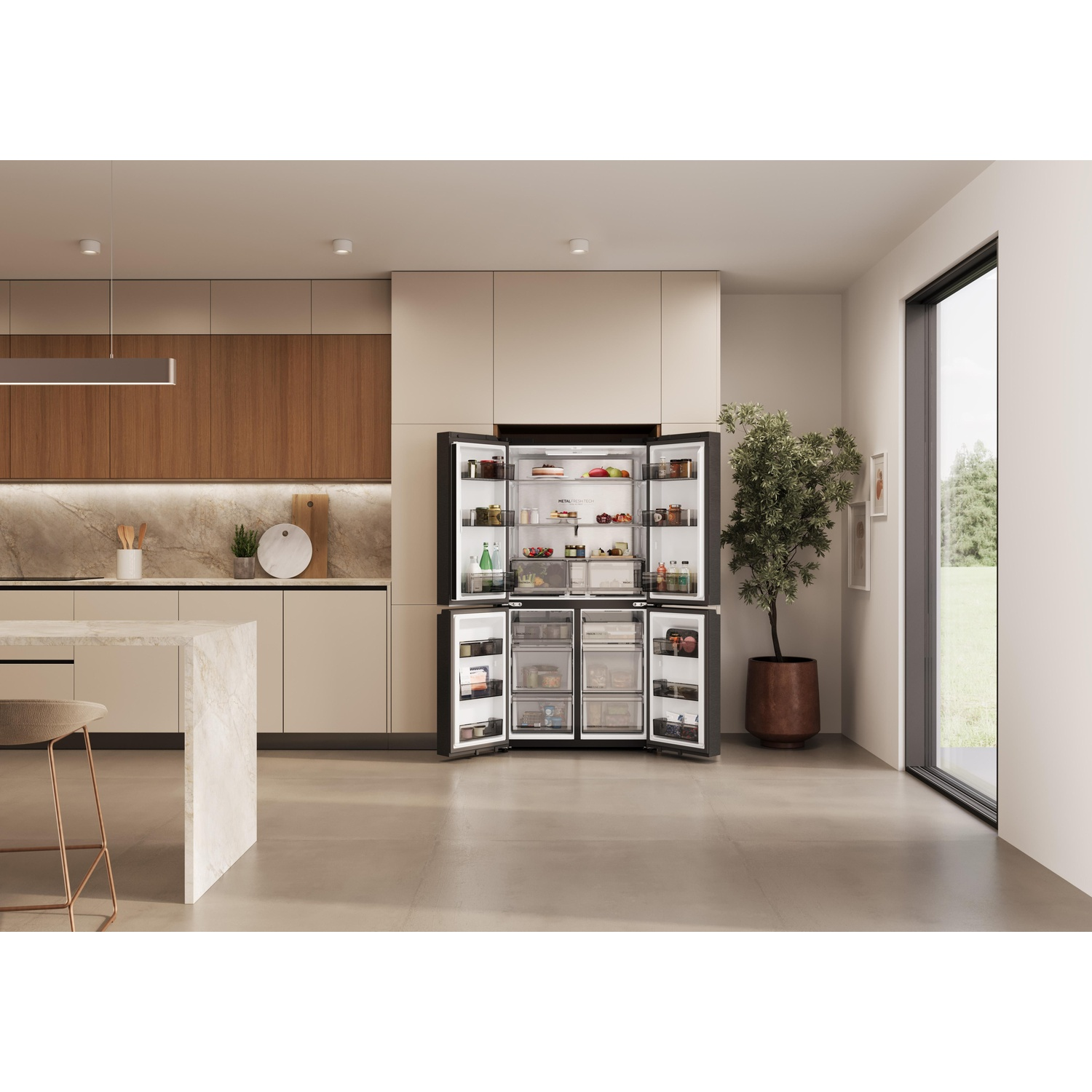 Frigorifero aperto in cucina moderna con bancone in marmo e grande finestra.