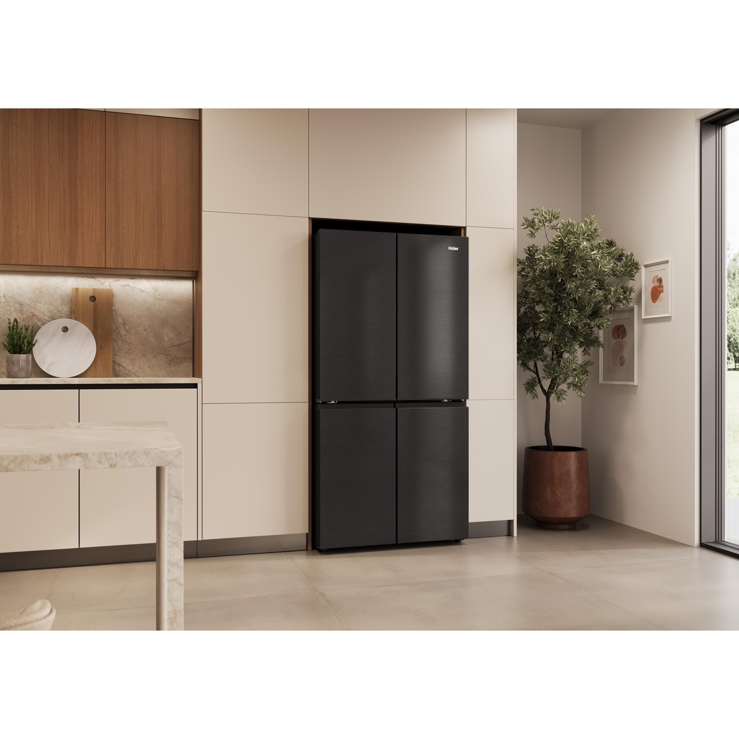 Un frigorifero Haier nero a quattro porte si trova in una cucina moderna.
