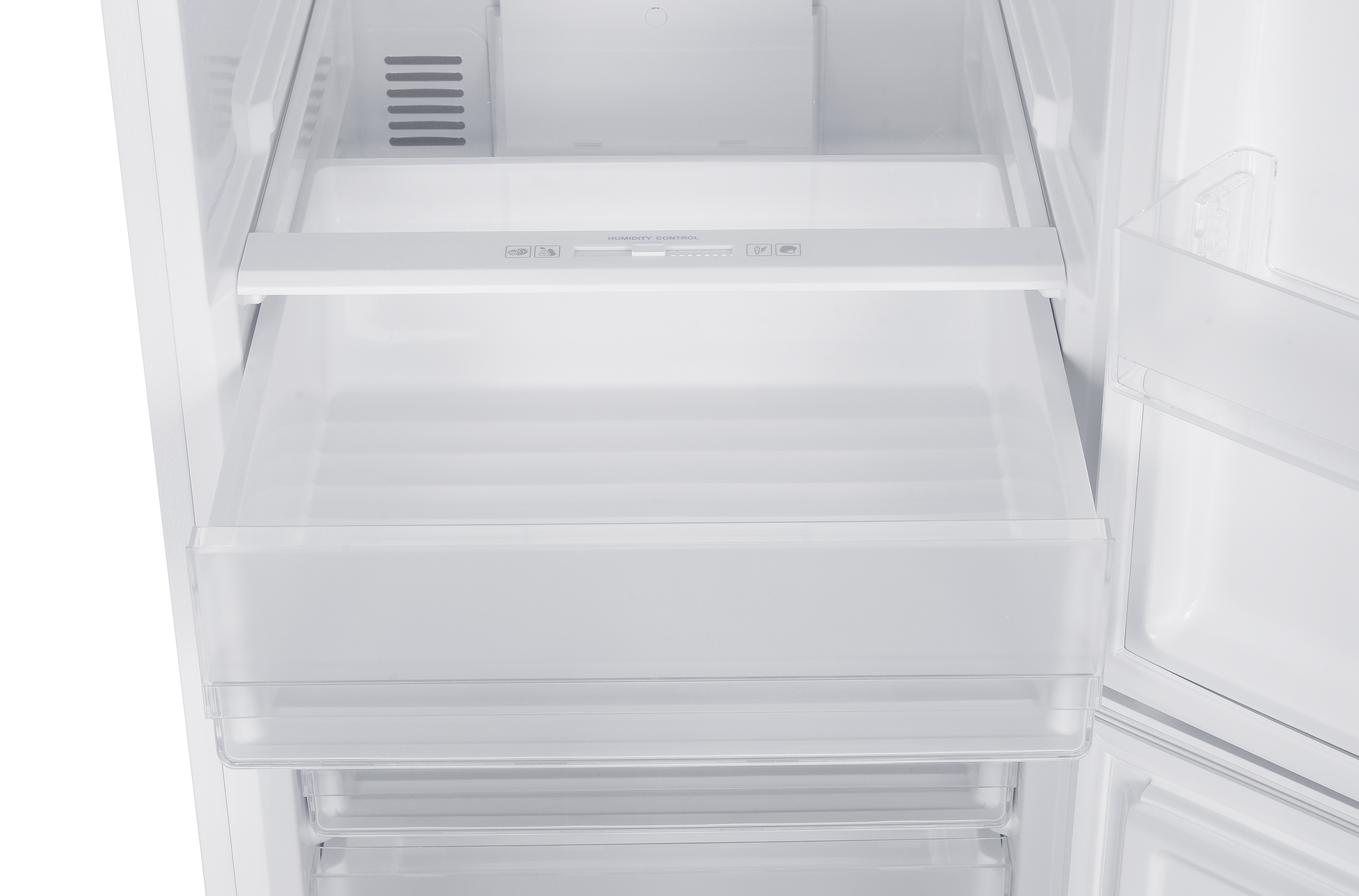 Vista interior de un refrigerador blanco con cajones y control de humedad.