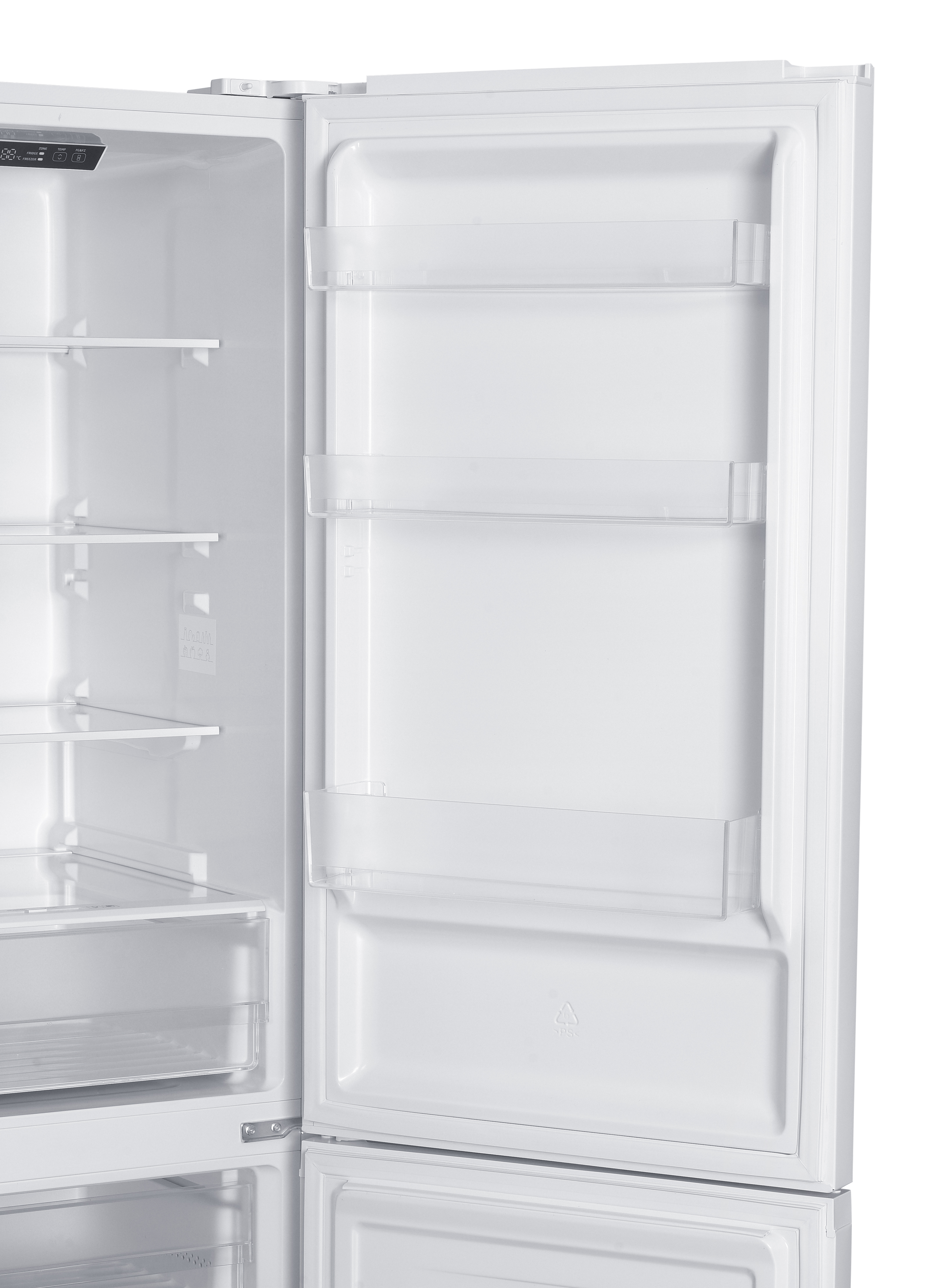 Un refrigerador blanco abierto con estantes y compartimentos en la puerta.