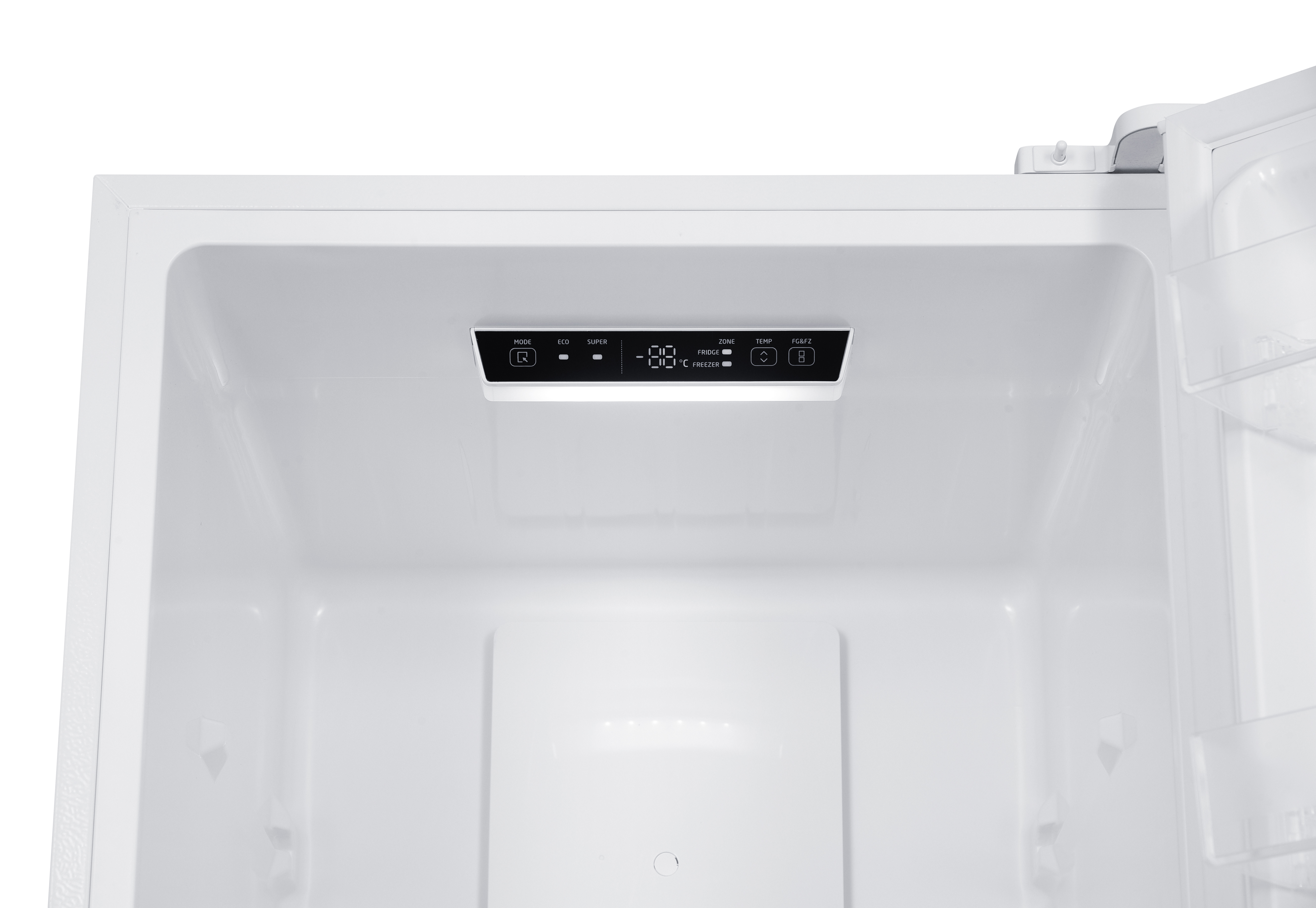 Interior de un refrigerador blanco con panel digital.