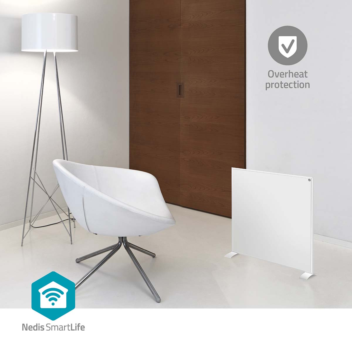 Ein weißer Heizkörper steht neben einer weißen Ledercouch und einer Stehlampe.