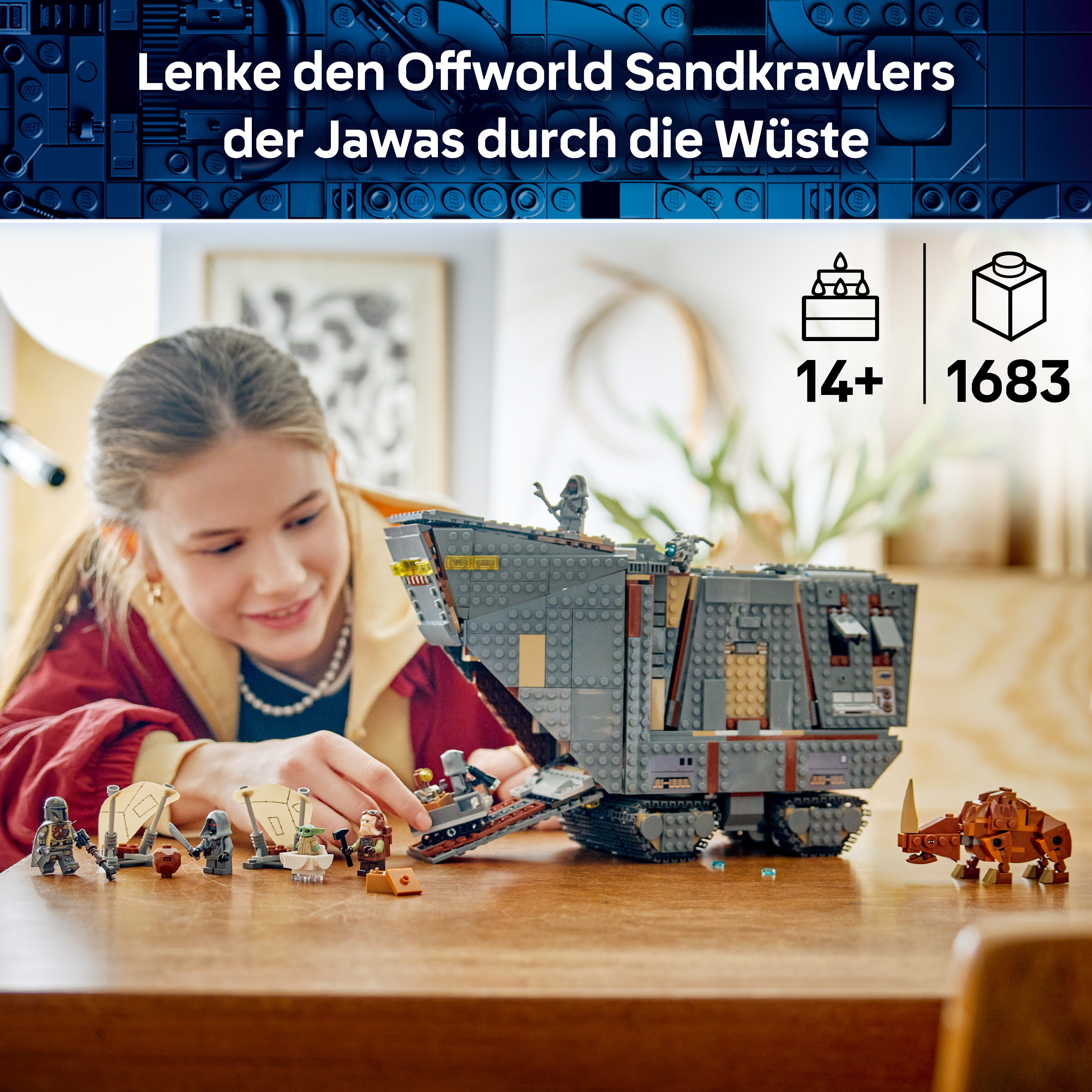 Ein Mädchen baut einen Lego Sandcrawler mit Star Wars Figuren.