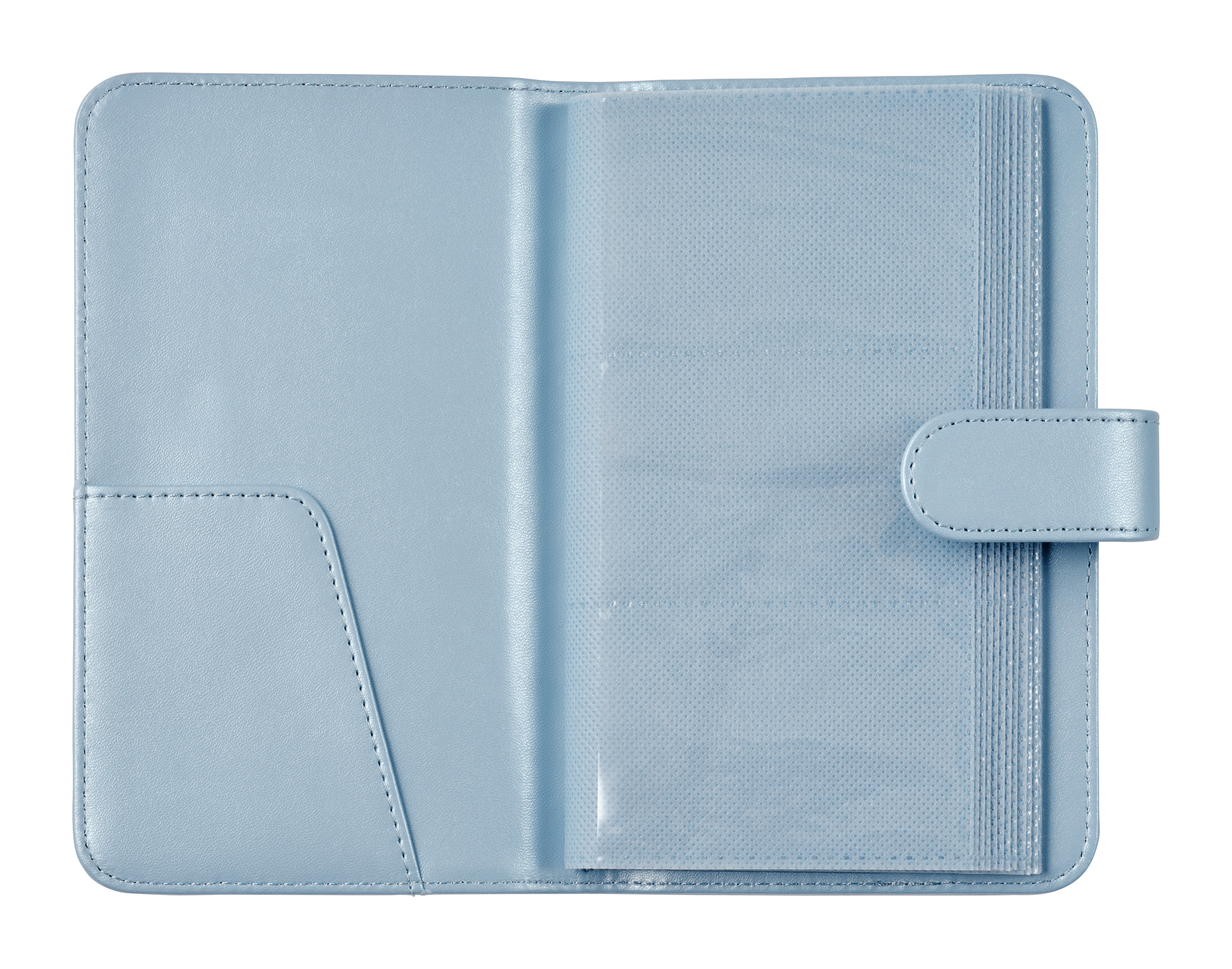 Ein hellblaues Etui mit Steckplätzen für Fotos, geschlossen mit einem Druckknopf.