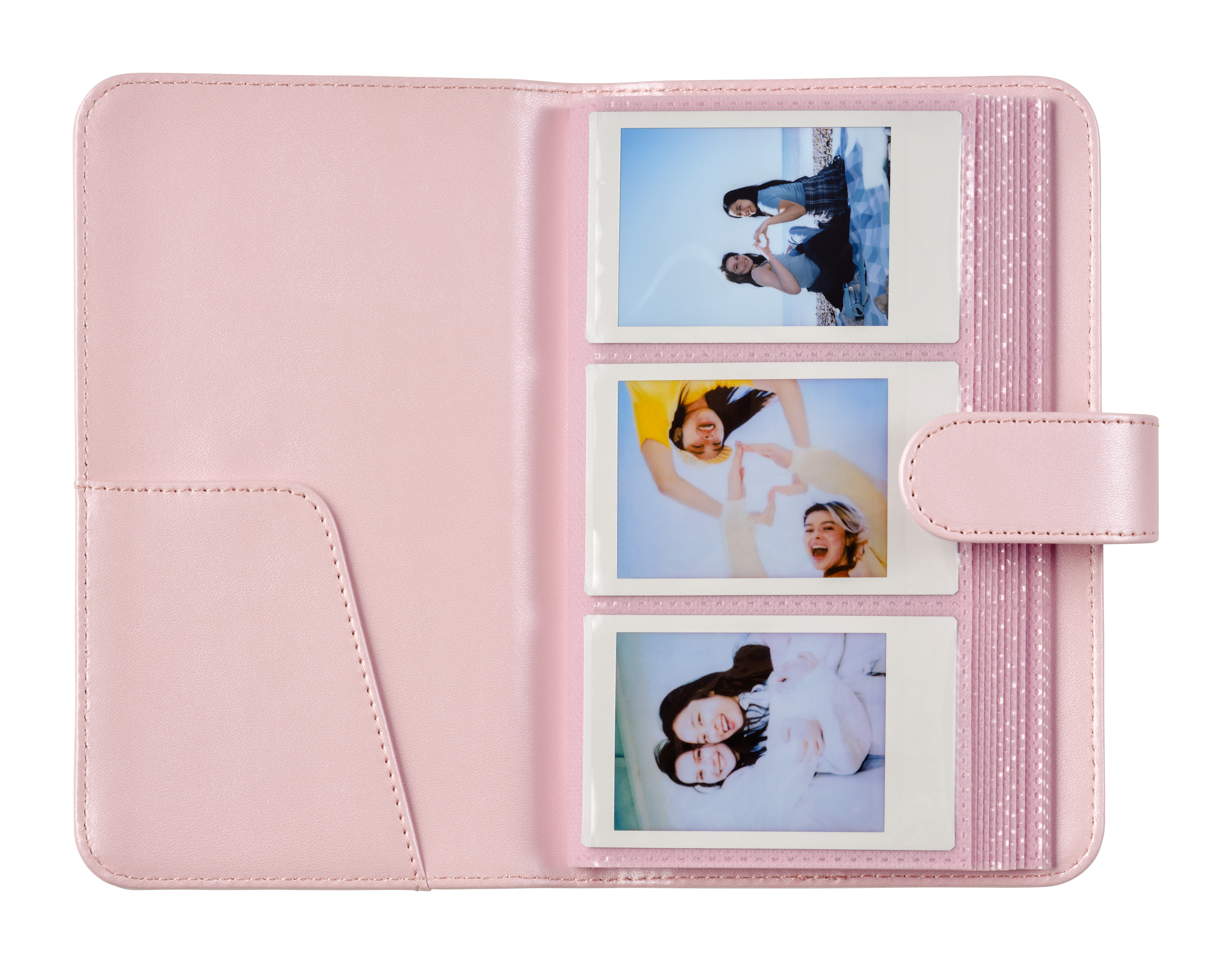 Ein rosa Fotoalbum mit drei Polaroids von jungen Frauen, die lächeln.