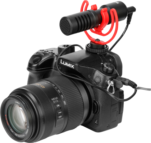 Lumix fényképezőgép mikrofonnal és zoomobjektívvel.