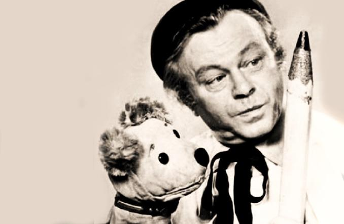 Mann mit Matrosenhut hält Teddybär und Rakete. Schwarz-Weiß-Bild.