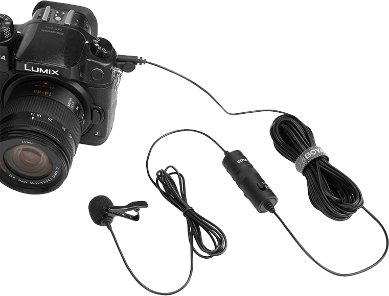 Egy fekete Panasonic Lumix kamera, egy csíptetős mikrofonnal és sodrott kábelekkel.