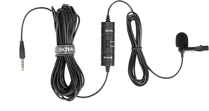 Egy fekete BOYA lavalier mikrofon kábellel, klippel és 3,5 mm-es jackkel.