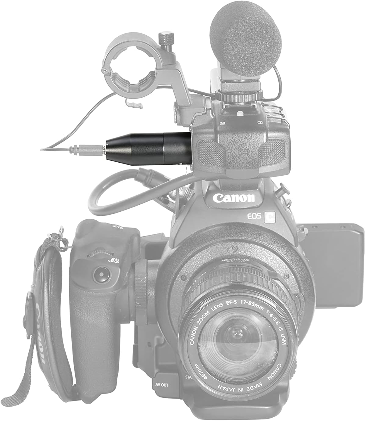 Közeli kép egy Canon EOS kameráról külső mikrofonnal és tartozékokkal.