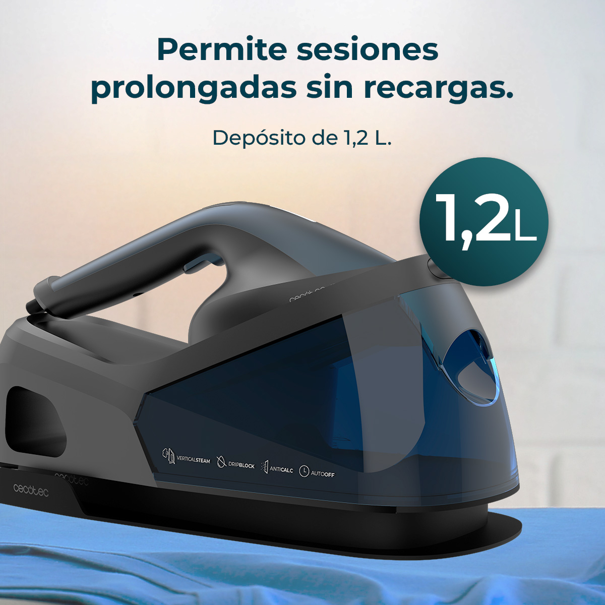 Una plancha de vapor negra con depósito de 1,2L descansa sobre tela azul.