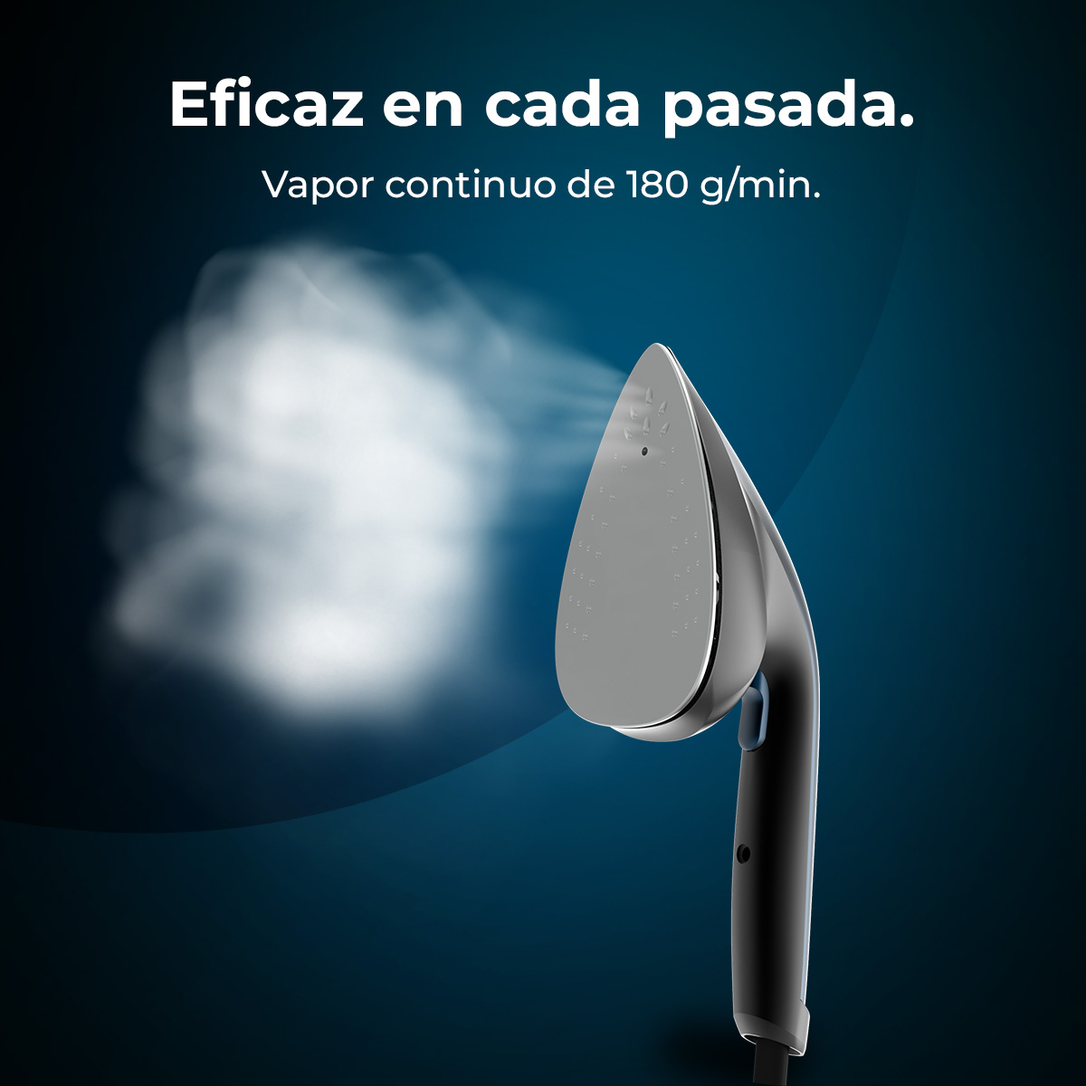 Una plancha de vapor plateada emite una gran nube de vapor blanco sobre un fondo azul oscuro.
