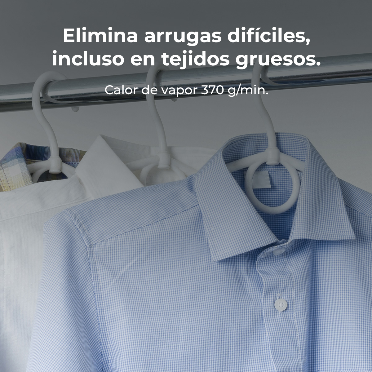 Tres camisas colgadas en perchas. Una camisa de cuadros azules al frente.