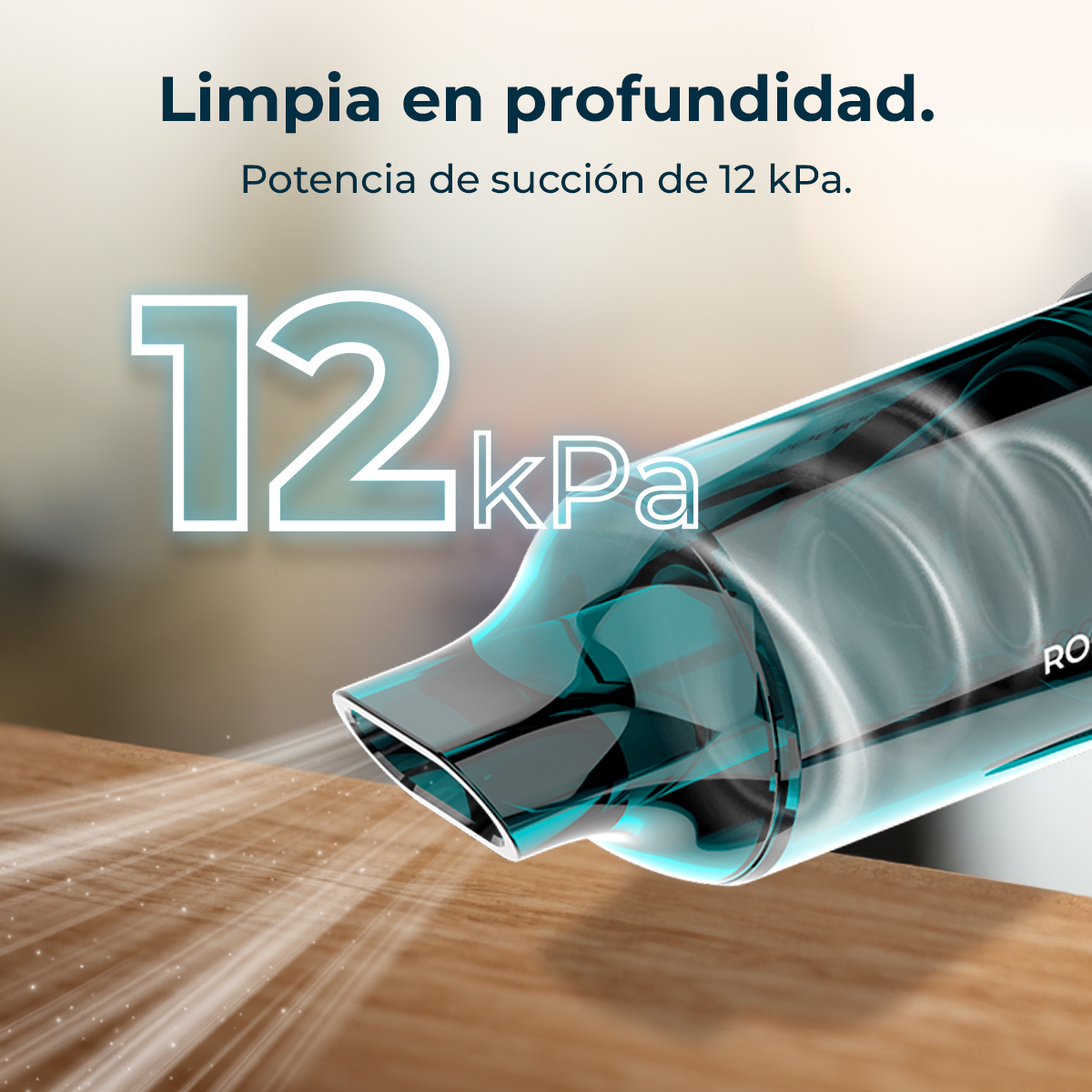 Un aspirador de mano succiona polvo de una superficie de madera. 12 kPa.