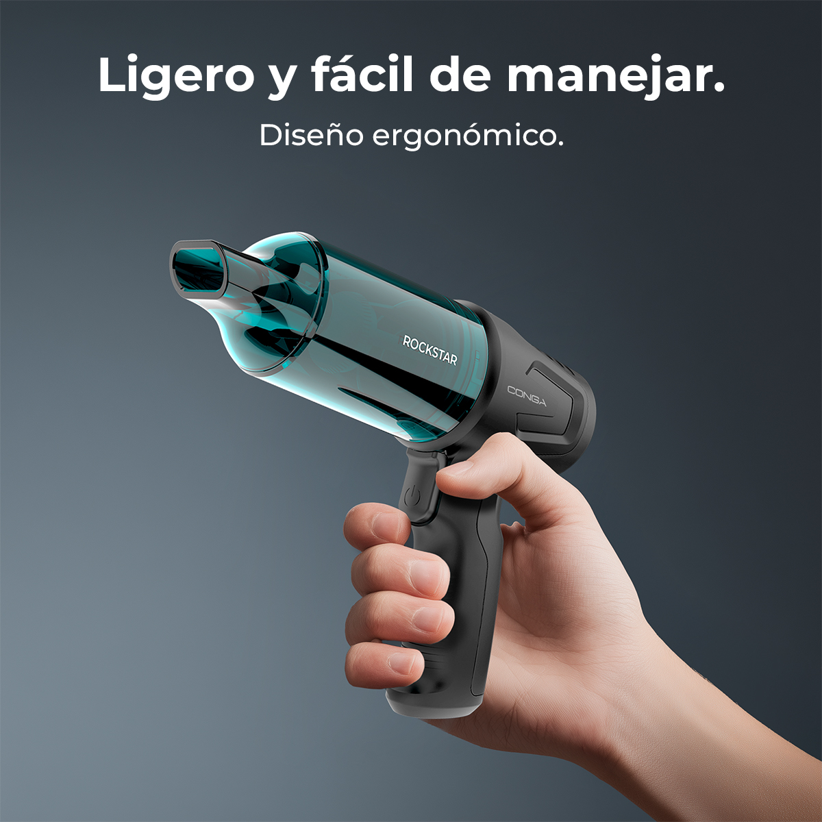 Una mano sostiene una aspiradora negra con un depósito azul transparente.