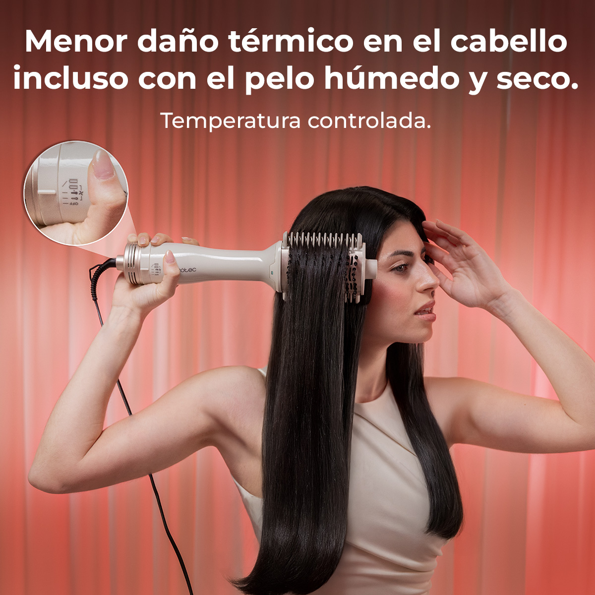 Una mujer con pelo largo y negro usa un secador de pelo cepillo.