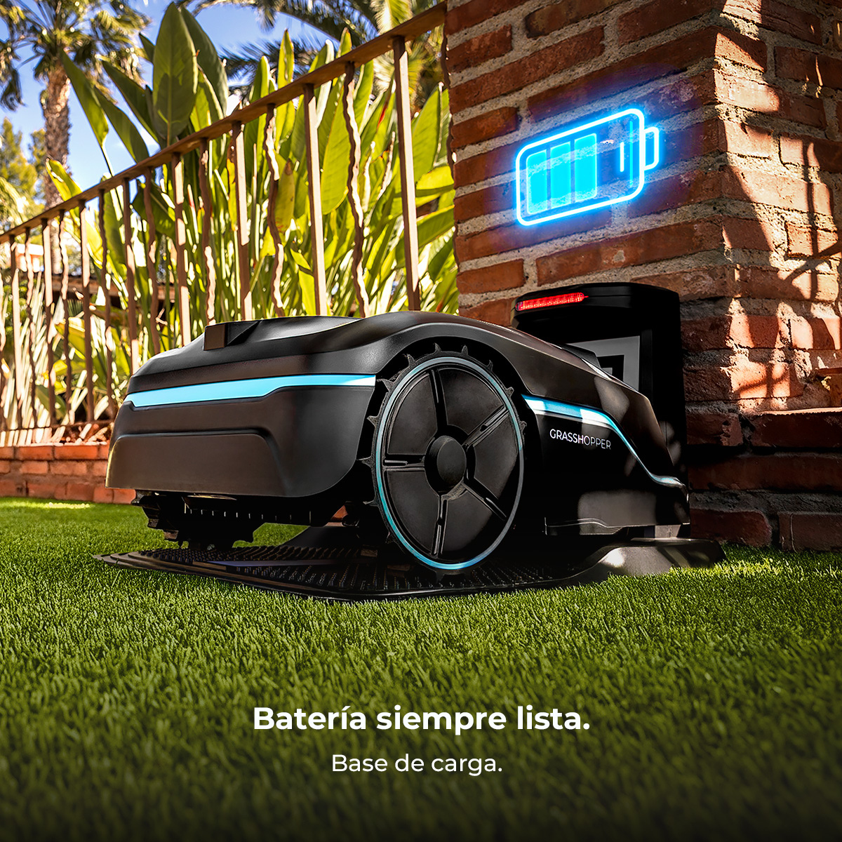 Un robot cortacésped negro sobre césped artificial con un icono de batería azul arriba.