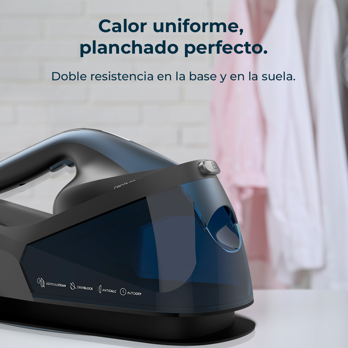 Una plancha de vapor moderna, negra con depósito azul. Ropa al fondo.