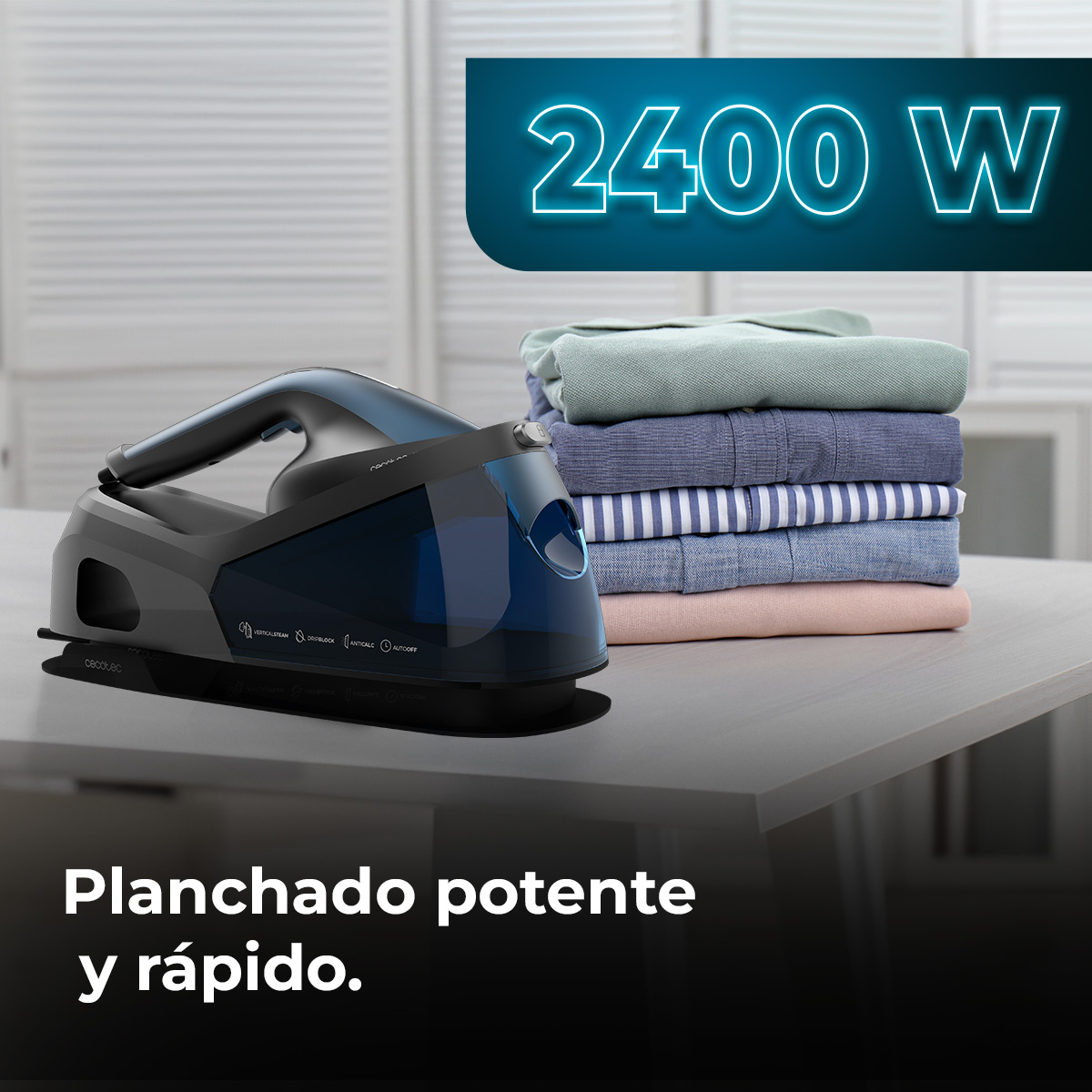 Una plancha de vapor moderna junto a una pila de ropa. 2400W.