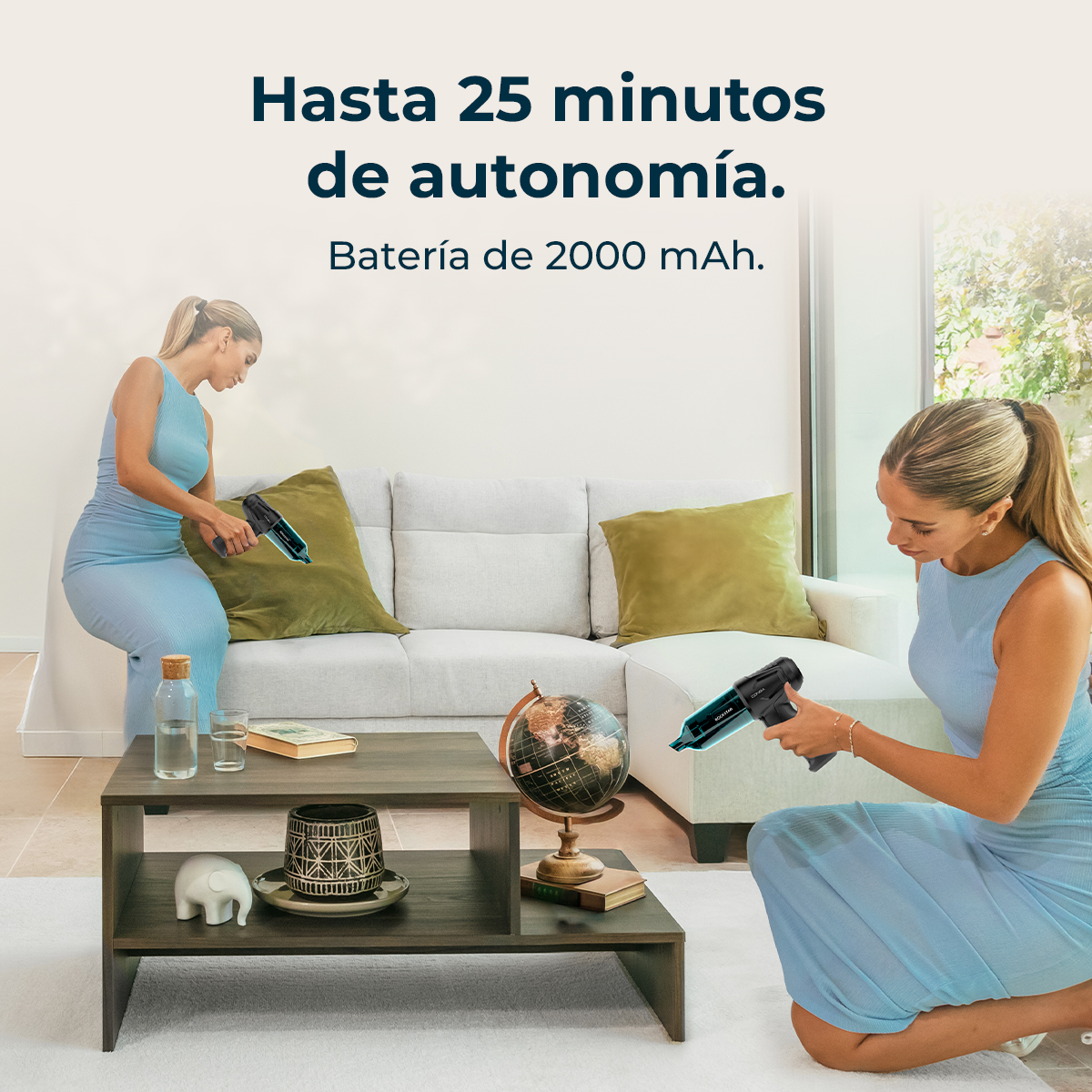 Dos mujeres con vestidos azul claro usan aspiradoras inalámbricas en una sala.