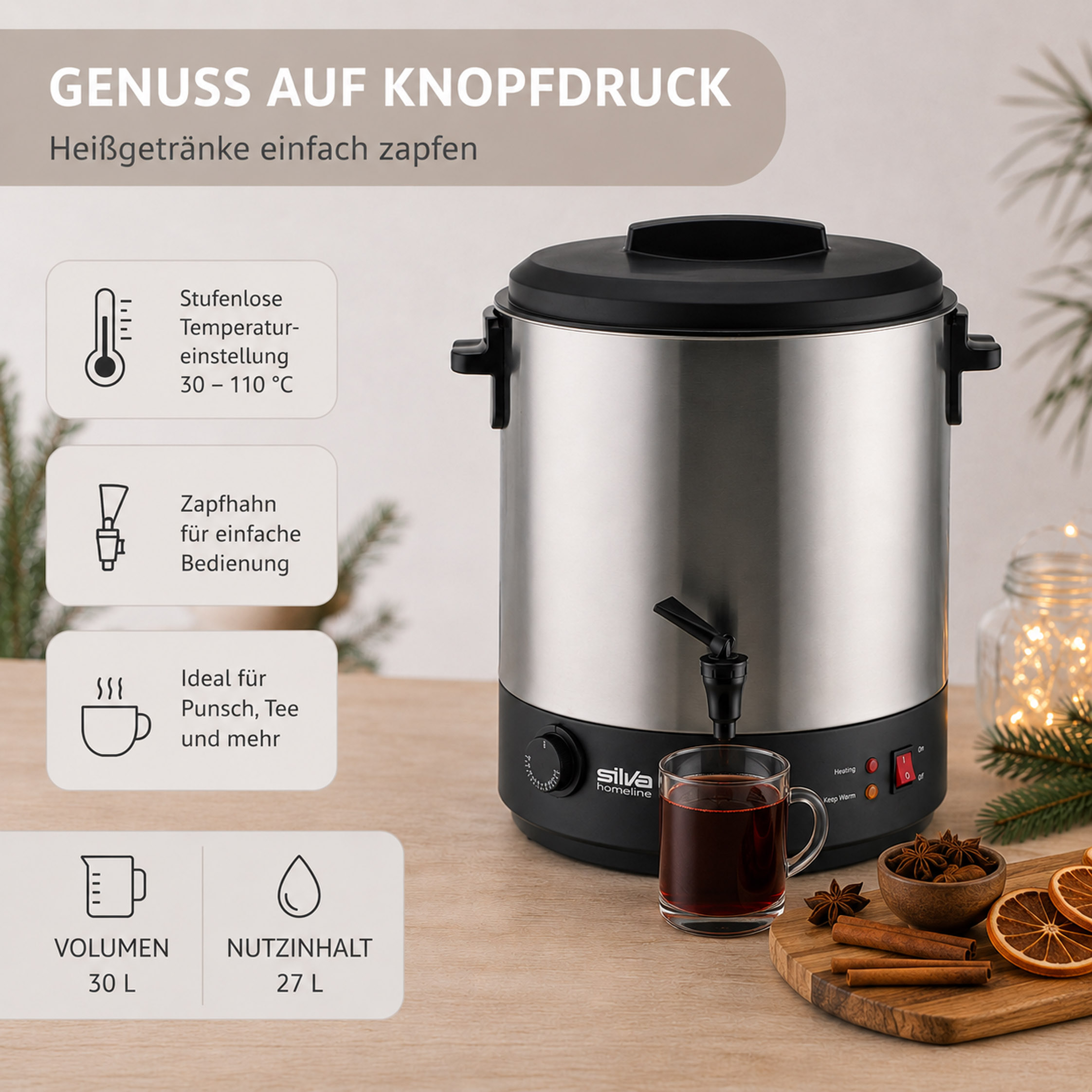 Ein silberner Heißgetränke-Spender mit Zapfhahn, daneben ein Glas Punsch und Gewürze.