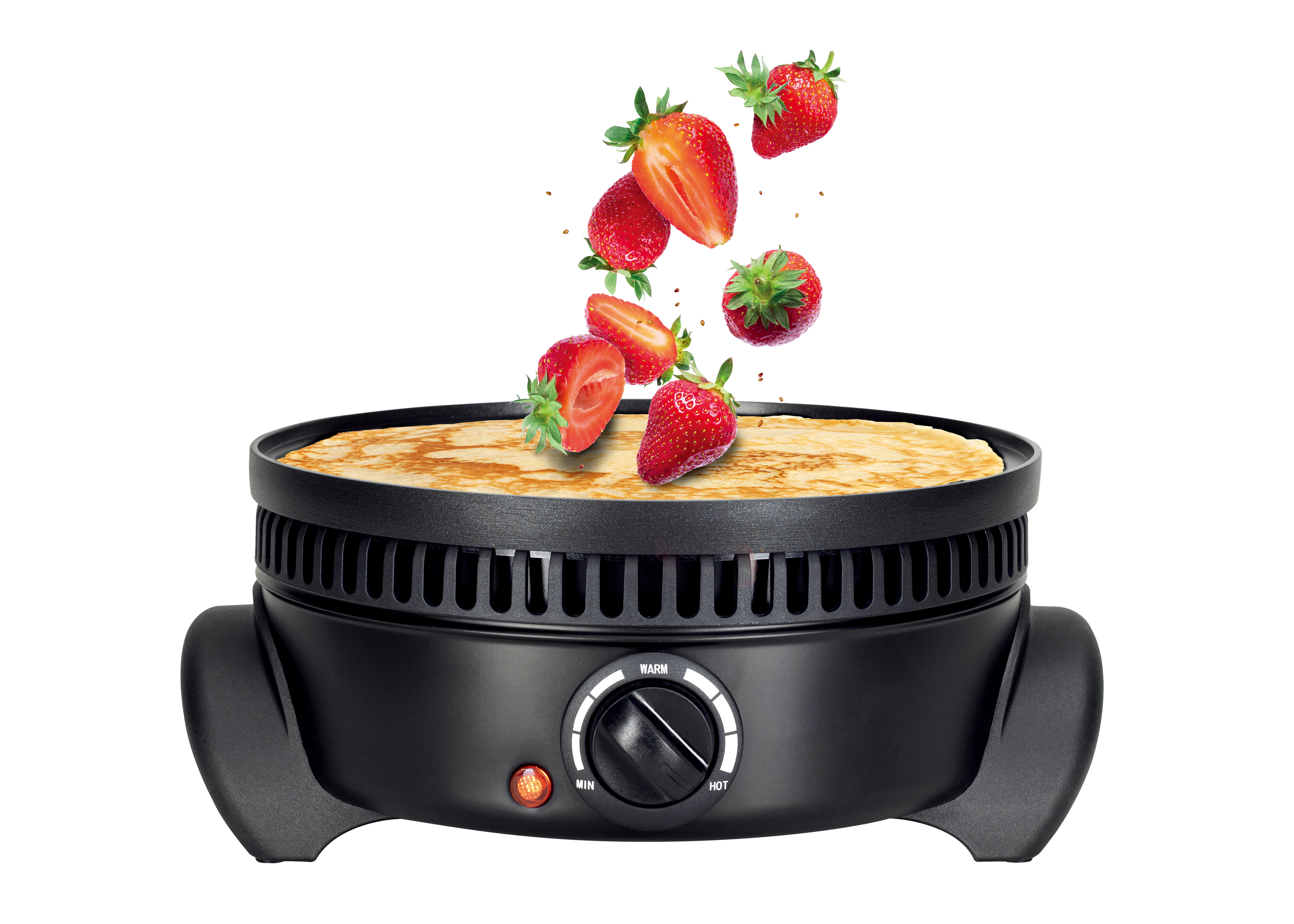 Erdbeeren fallen auf einen Pfannkuchen auf einem schwarzen Crêpe-Maker.