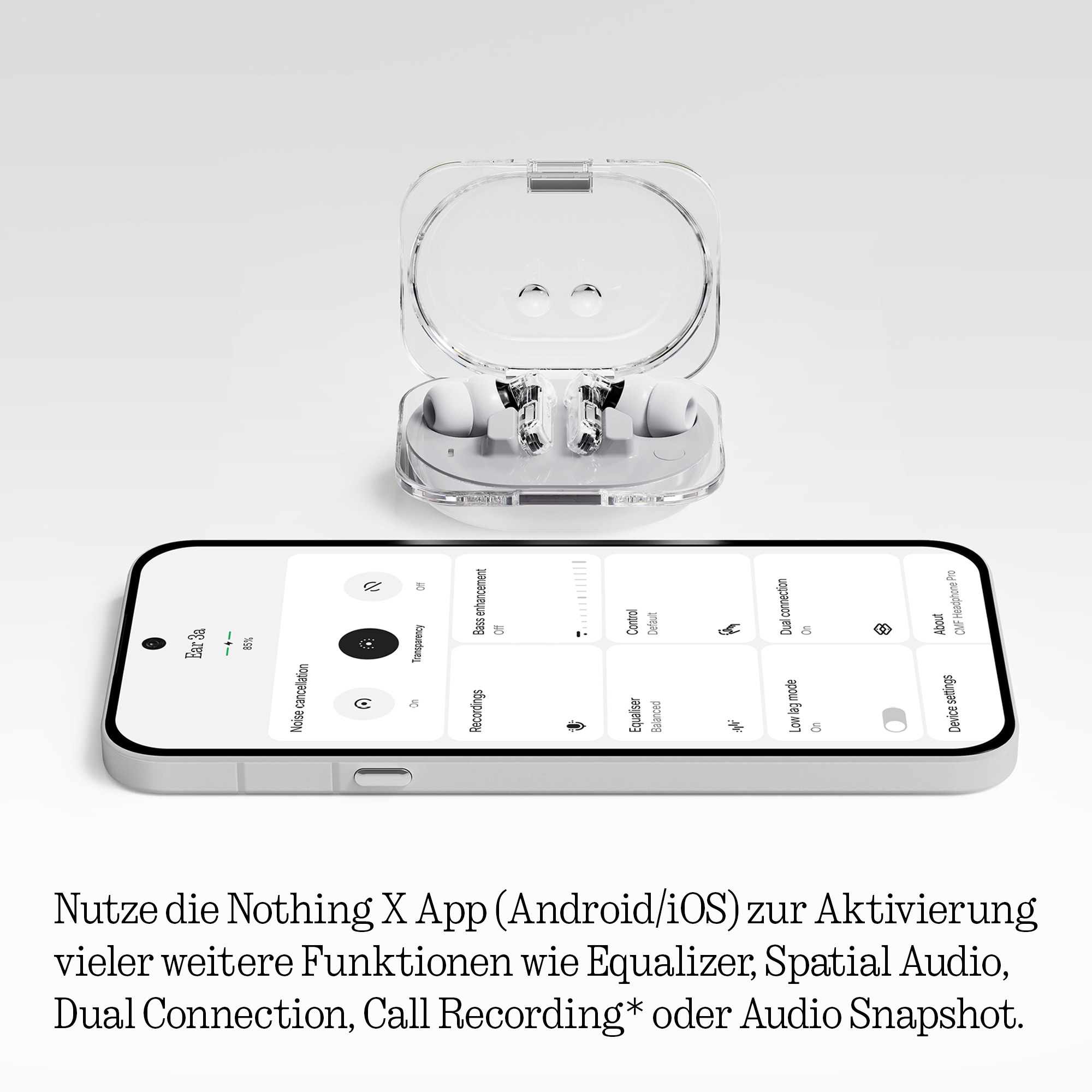 Weiße Ohrhörer im transparenten Ladecase neben einem Smartphone mit App-Oberfläche.