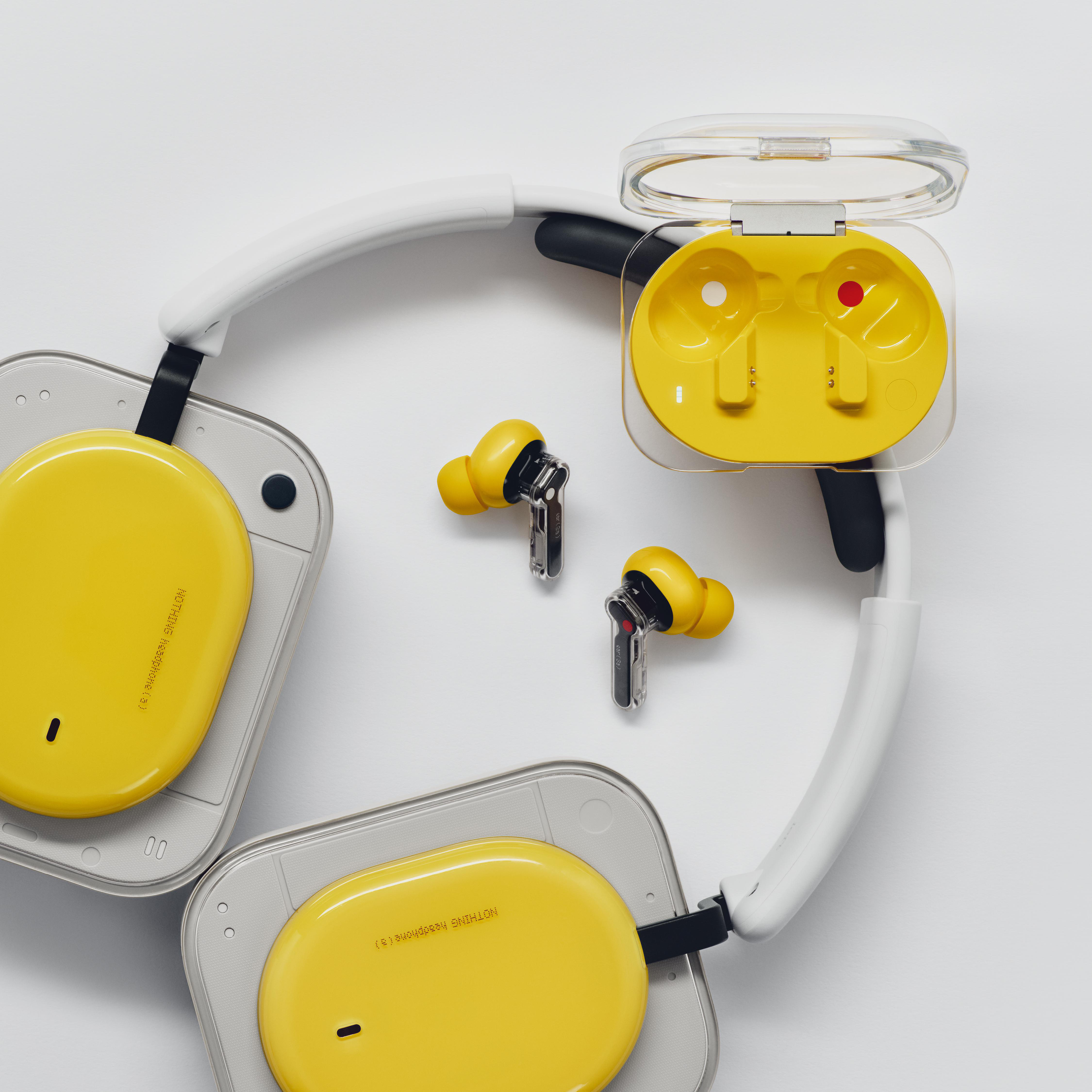 Gelbe Kopfhörer und ein Headset liegen auf einem weißen Hintergrund.