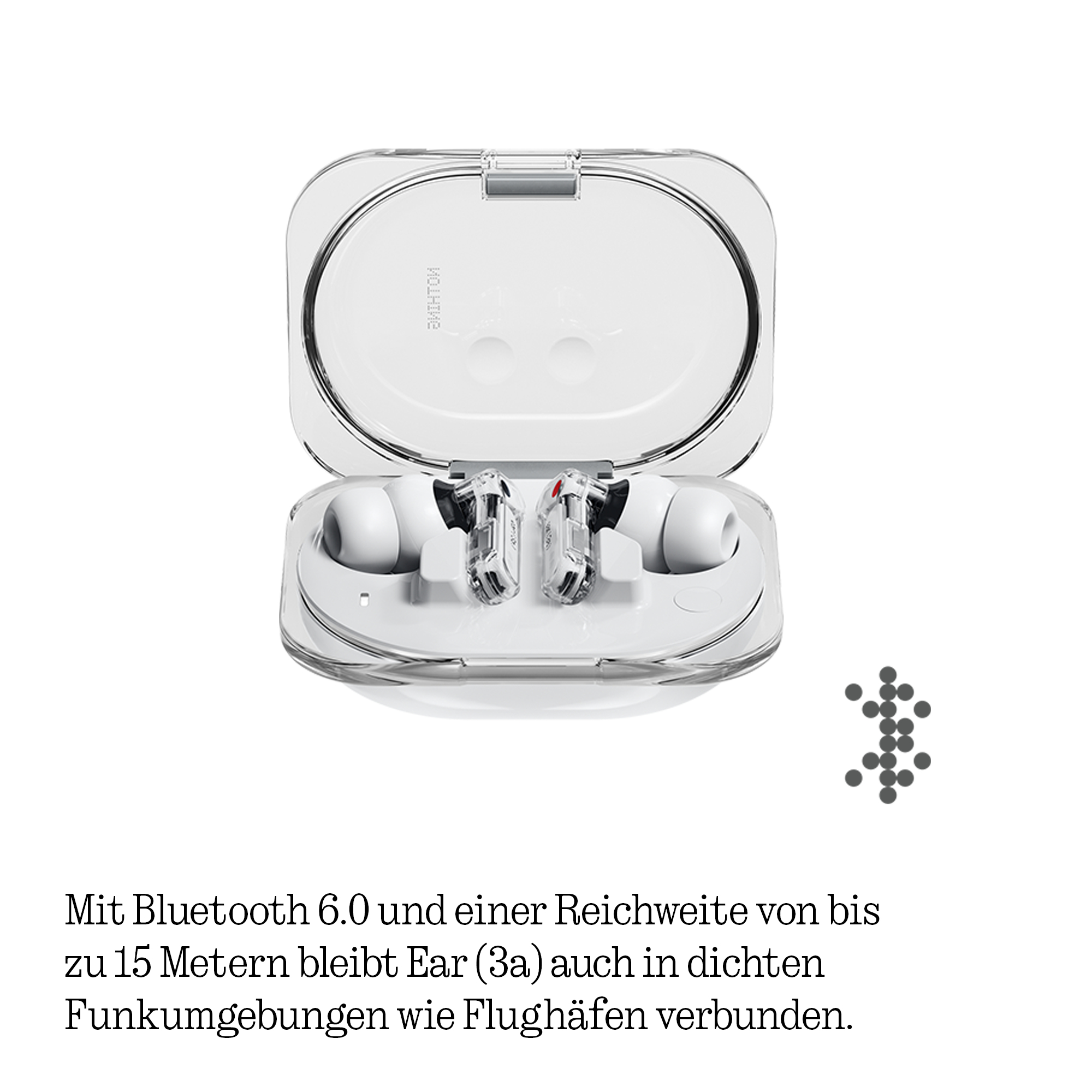 Weiße Ohrhörer mit transparentem Ladecase, daneben ein Muster aus Punkten.
