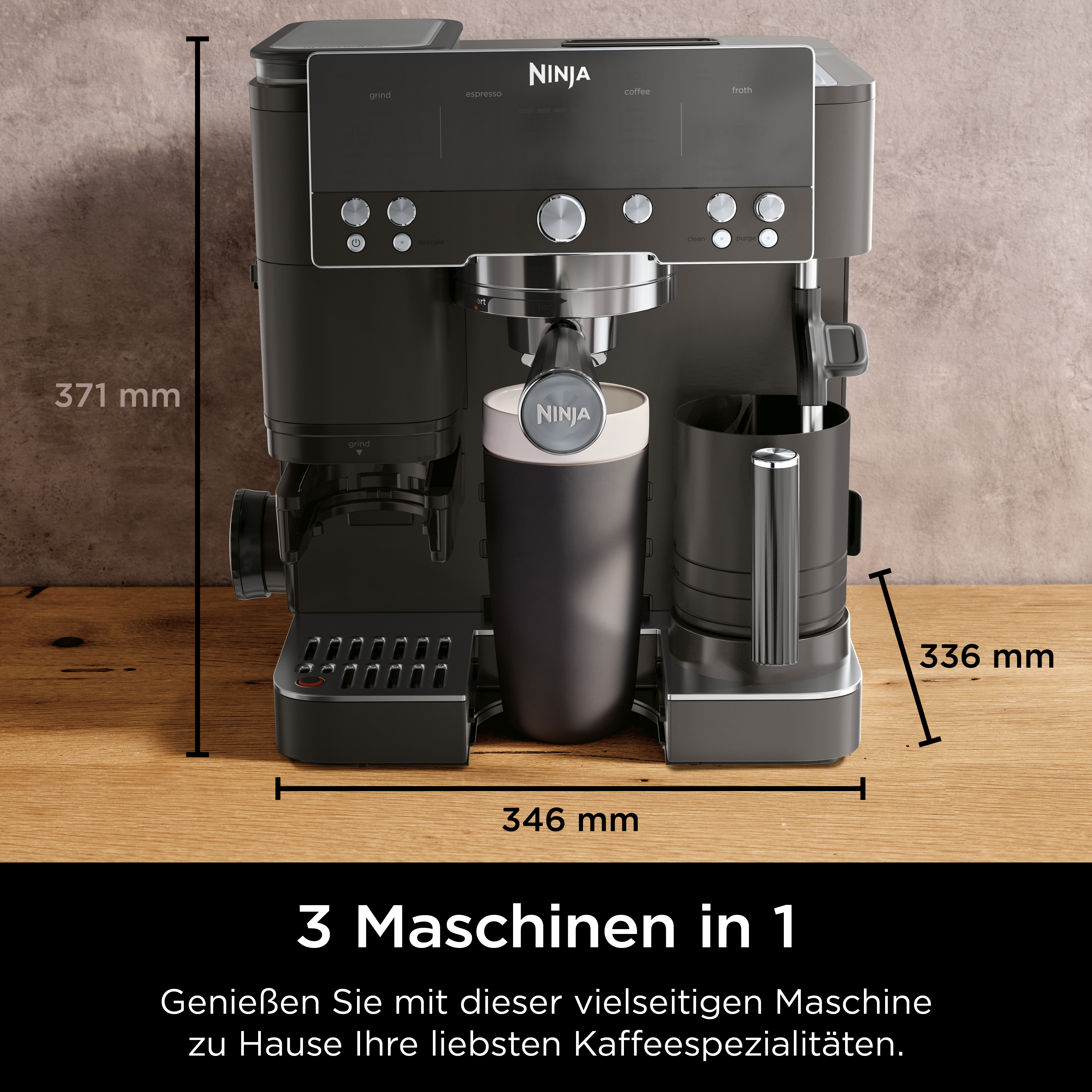 Macchina da caffè Ninja nera con tazza e caraffa per latte. Dimensioni indicate.