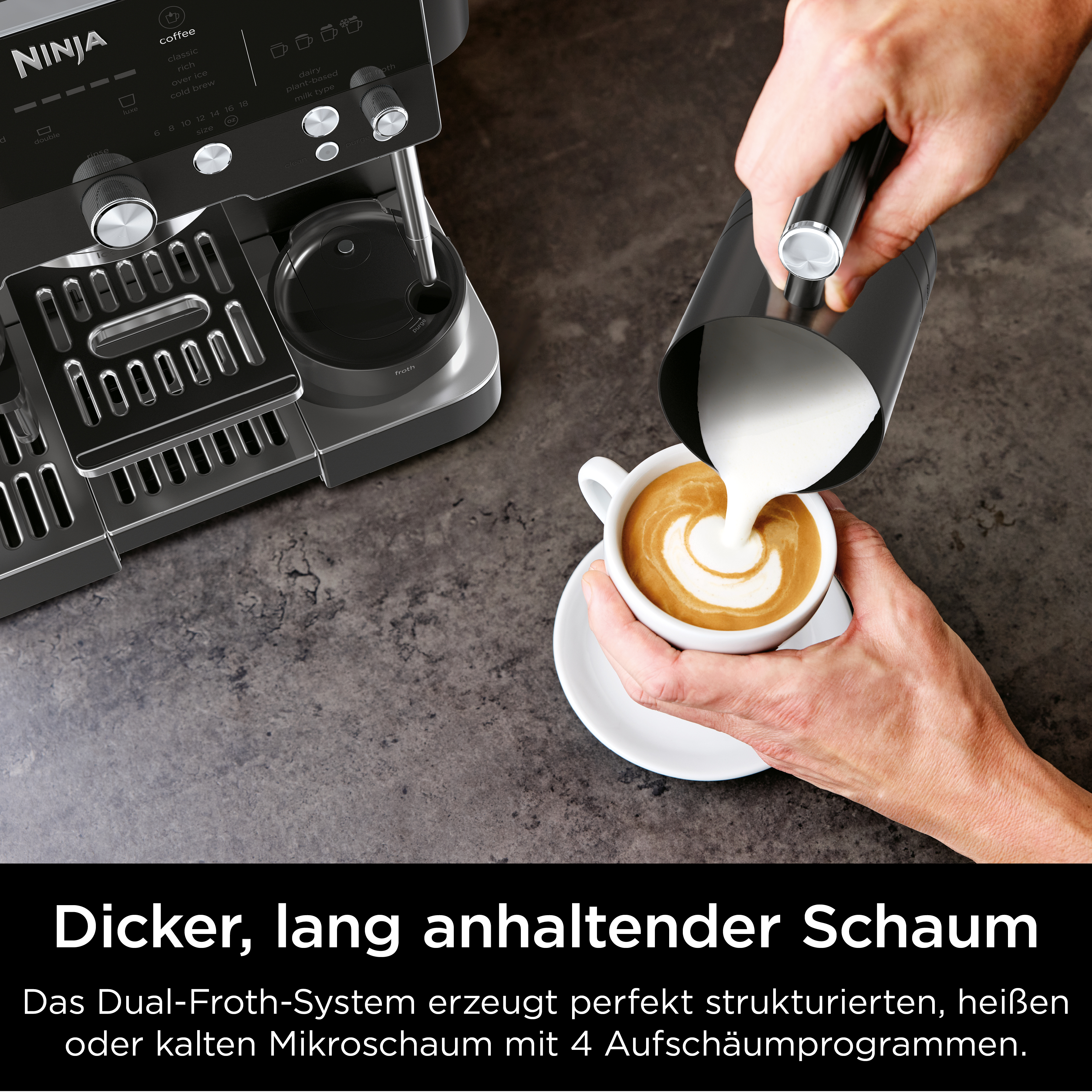Una macchina da caffè Ninja crea latte art mentre il latte viene versato in una tazza.