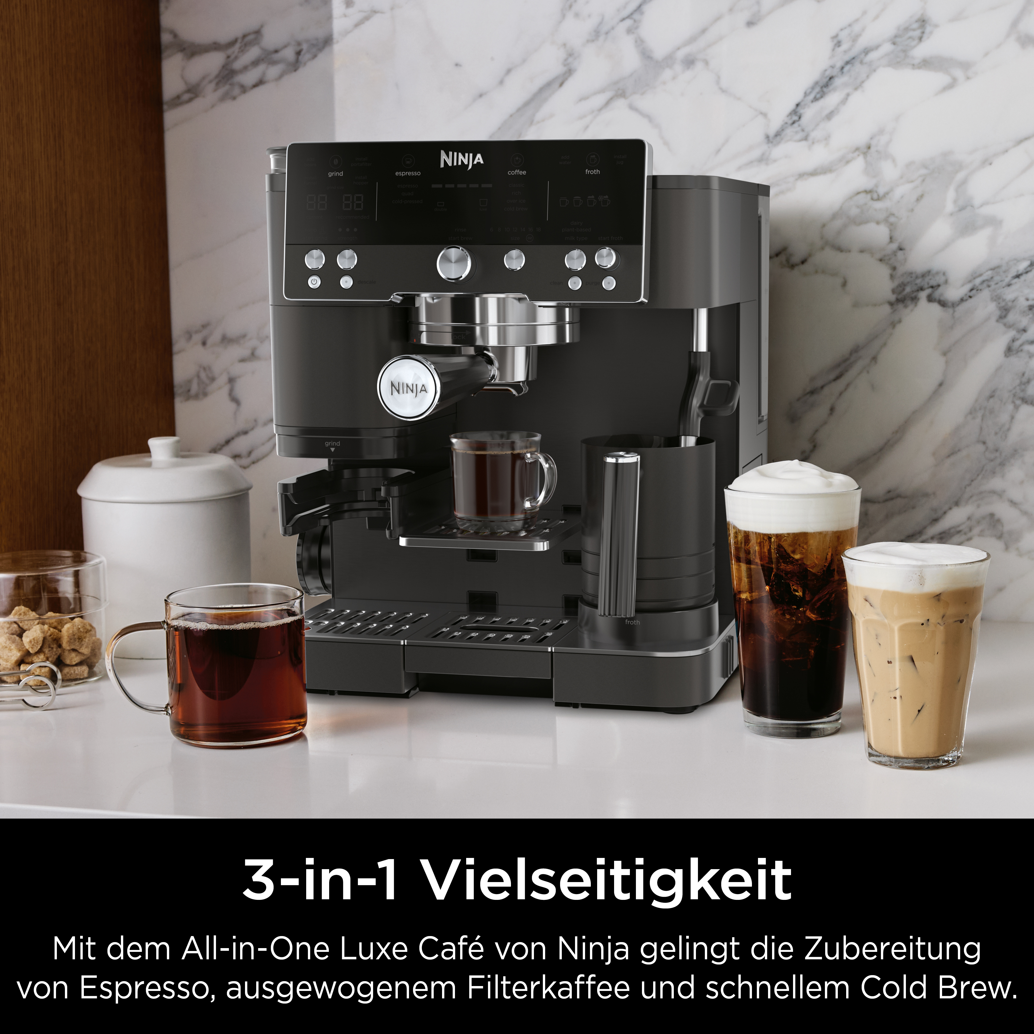 Una macchina da caffè Ninja nera con tre bevande: espresso, caffè e cold brew.