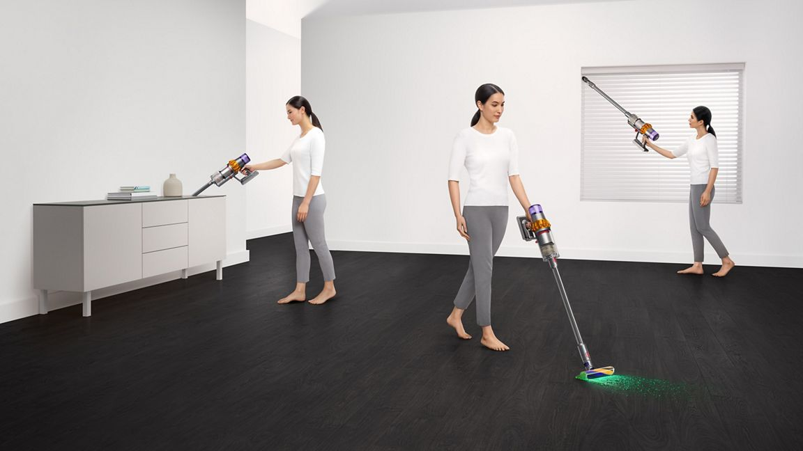 Eine Frau reinigt mit einem Dyson Staubsauger. Mehrere Ansichten.