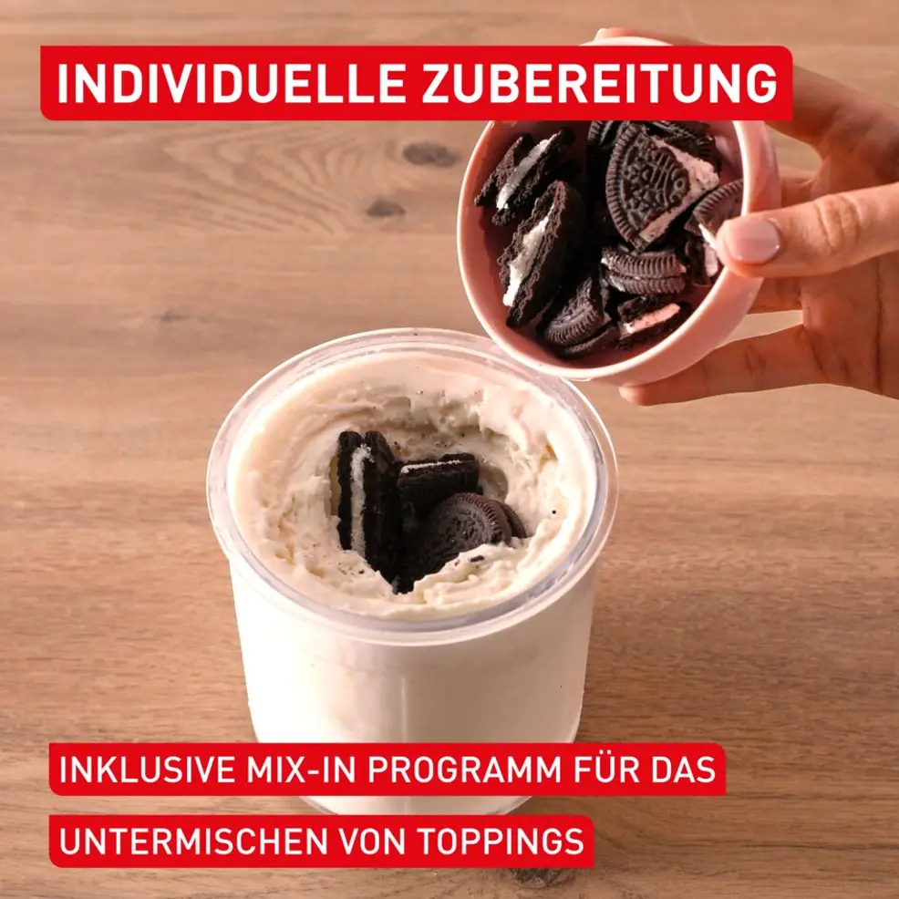 Kekse werden in Eiscreme gegeben. Individualisierung von Toppings.