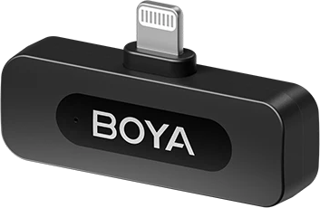 Fekete BOYA adapter Lightning csatlakozóval fehér háttéren.