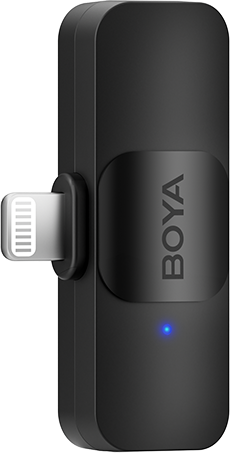 Fekete Boya mikrofonadapter Lightning csatlakozóval és kék jelzőfénnyel.