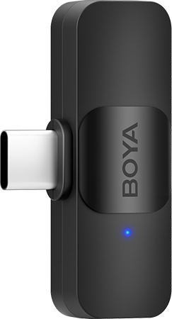 Fekete adapter USB-C csatlakozóval és kék fénnyel. BOYA logó elöl.