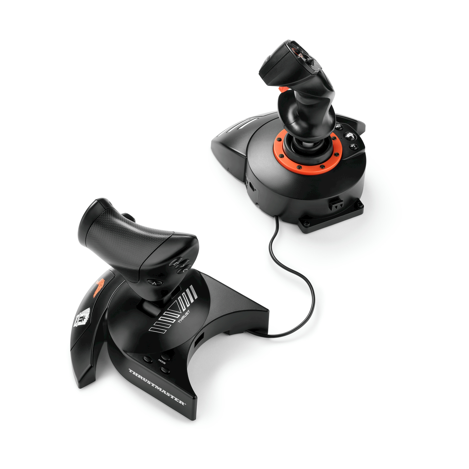 Due joystick Thrustmaster neri su sfondo bianco. Uno in primo piano, l'altro sullo sfondo.