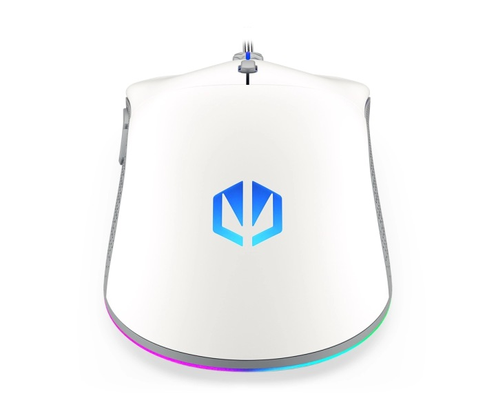 Biała mysz gamingowa z niebieskim logo i oświetleniem RGB u podstawy.