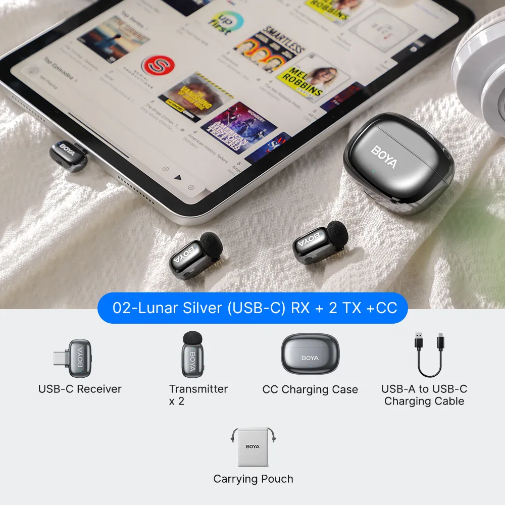 BOYA mikrofonok töltőtokkal, USB-C vevővel és kábellel, takarón egy tabletta mellett.
