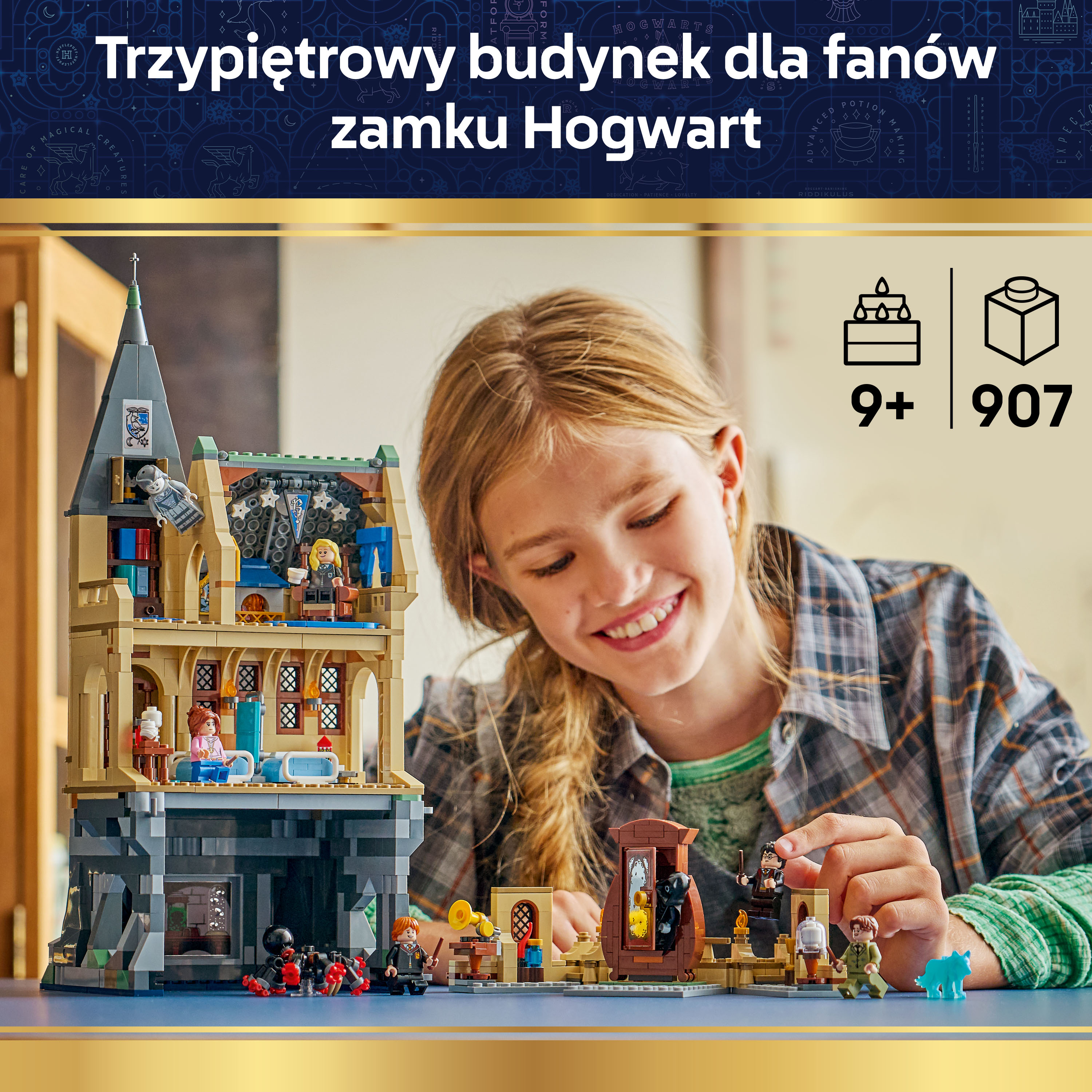 Dziewczynka buduje zamek Lego Hogwart z postaciami i akcesoriami.