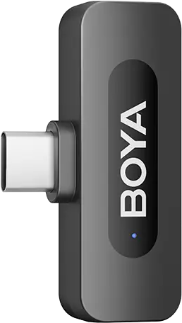 Fekete BOYA mikrofon adó USB-C csatlakozóval. Kis kék fény az elején.