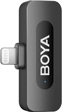 Fekete BOYA adapter Lightning csatlakozóval és kék jelzőfénnyel.
