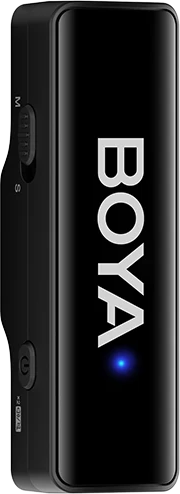 Fekete BOYA mikrofon kapcsolókkal, USB porttal és kék LED fénnyel.