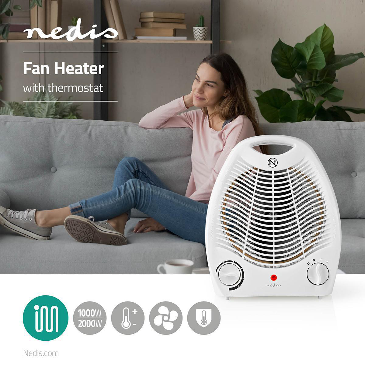 Eine Frau sitzt auf einem Sofa, daneben ein weißer Heizlüfter mit Thermostat.